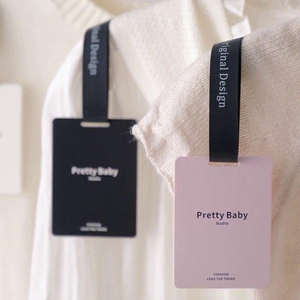 Etiquetas Colgantes de Papel Personalizadas con Impresión de Logotipo en Hilo para Marcas de Ropa - Product Image 1