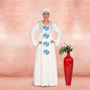 Kaftan brodé en rayonne avec un motif de pointeau détaillé, des motifs floraux imposants, des manches évasées douces et une longueur élégante jusqu'au sol. - Product Image 2
