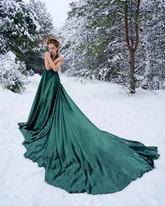 Elegante Vestido de Seda Satinada con Cola Larga para Sesión de Fotos, Atuendo de Lujo para Vacaciones, Vestido para Sesión de Fotos en el Coliseo de Roma - Product Image 4