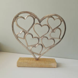 Le meilleur ornement en métal multi-cœurs personnalisé Base en bois rustique pour la décoration de cœur de la Saint-Valentin Objets décoratifs pour la maison chics - Product Image 1