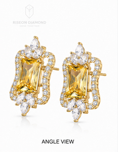 Pendientes de lujo con diamantes talla esmeralda y halo en oro amarillo de 18 quilates, con detalles florales de inspiración vintage y brillo radiante. - Product Image 2