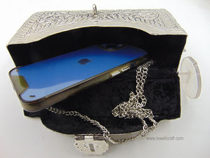 Cartera de mano de metal para mujer con grabado a mano en latón y caja plateada - Product Image 5