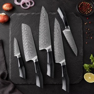 Juego de Cuchillos de Chef UMAR FAROOQ de 67 Capas de Acero de Damasco, Hecho a Mano, Cinco Piezas, Hojas Afiladas de Borde Recto, Ambidiestro, Acero de Damasco Duradero - Product Image 1
