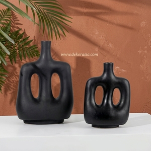 Vase Hoyo M noir mat en argile terracotta, abstrait, à double poignée, fait main, en céramique sculpturale, vente en gros - Product Image 3