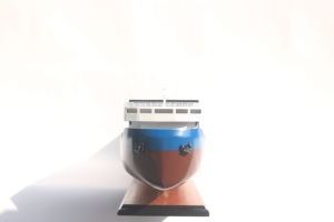 Maqueta de Buque Portacontenedores de Madera Hecha a Mano - Réplica a Escala de Buque de Carga Comercial, Decoración de Escritorio, Contenedor CMA CGM - Product Image 1