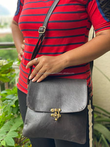 Sac à bandoulière en cuir véritable pour femmes fait à la main Unique Style Vintage Messenger Nylon Doublure Lettre Décoration Designer Sac à main - Product Image 3