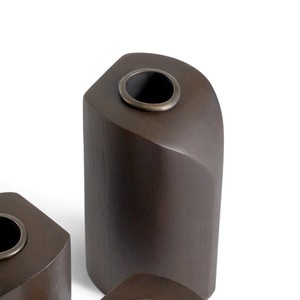 Ensemble de porte-bougies en bois brun foncé avec des formes de blocs sculpturales inclinées et des inserts en métal pour une décoration contemporaine - Product Image 5