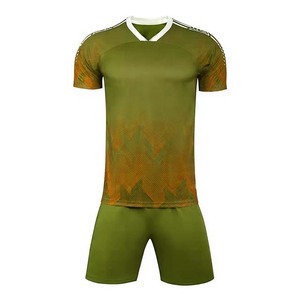 Ensemble maillot et short de football personnalisé pour homme, imprimé géométrique bleu, col en V, manches courtes, 100 % polyester, anti-humidité, coupe athlétique - Product Image 5
