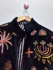 เสื้อแจ็คเก็ตผู้หญิงทำมือ ผ้ากำมะหยี่ รักษ์โลก สไตล์วินเทจ สำหรับฤดูหนาว ลายดอกไม้ คอวี แขนเสื้อแบบดรอปโชว์เดอร์ ซับในผ้าฝ้าย แบบชิ้นเดียว - Product Image 3