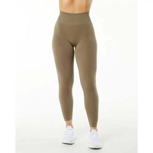 Conjunto Deportivo de 2 Piezas para Mujer: Sujetador Deportivo Transpirable sin Costuras con Soporte Alto y Leggings de Cintura Alta con Efecto Levanta Glúteos para Yoga y Entrenamiento - Product Image 4