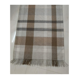 ผ้าห่มลายตารางสไตล์ร่วมสมัย อุ่นสบาย เหมาะสำหรับห้องนอน ผลิตจากวัสดุคุณภาพสูง นุ่มสบาย - Product Image 1