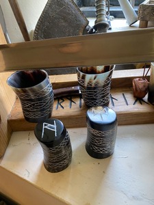 Verres à bière ronds faits à la main, écologiques et modernes, avec gravure personnalisée pour la décoration de la maison - Product Image 2