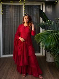ชุดคุर्ติชาราร่าผ้าเครปปักลายสีแดงสำหรับผู้หญิง ชุดพื้นเมืองทรงเข้ารูปความยาวปานกลาง เหมาะสำหรับงานปาร์ตี้และงานแต่งงาน - Product Image 1