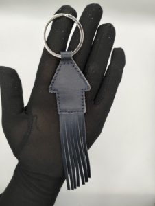 Porte-clés personnalisés en forme de maison de haute qualité, pendentif en cuir durable, cadeau en gros avec franges et finition en cuir véritable - Product Image 2