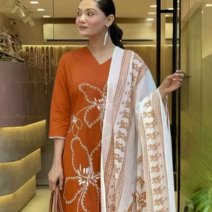 Ensemble trois pièces de qualité supérieure pour occasions festives, en rayonne slub pour femme, avec broderie et dupatta imprimé. - Product Image 1