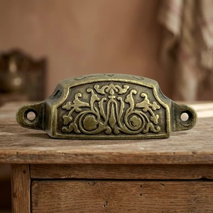 Poignée de meuble rectangulaire traditionnelle en laiton pour commode, tirette décorative au design durable - Product Image 1