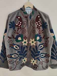 Chaqueta de terciopelo estilo boho Suzani gris con motivos de pájaros coloridos, chaqueta Suzani de terciopelo gris hecha a mano con bordados de pájaros y flores. - Product Image 2