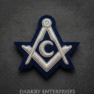 Badge de secrétaire personnalisé en fil d'or, plumes croisées, écusson rond en velours vert, broderie à la main, écusson maçonnique, fournisseur - Product Image 2