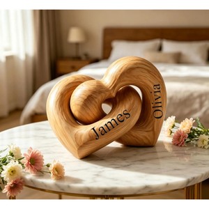 Sculpture de cœur en bois personnalisée gravée avec les noms James et Olivia, décoration d'amour faite à la main pour cadeau d'anniversaire - Product Image 2