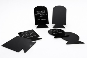 Plaque de message moderne en acrylique sur pied avec citation amusante « Bienvenue dans l'âge adulte » pour une présentation élégante sur le bureau - Product Image 3