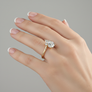 Anillo de compromiso estilo corona de tres piedras con diamantes talla brillante y acento de pera, engastado con puntas, chapado en rodio sobre oro certificado. - Product Image 5