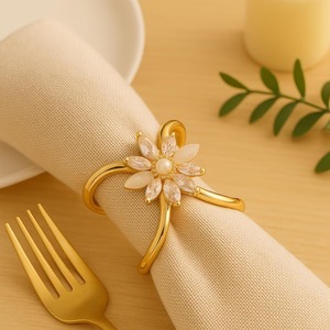 Anillo para servilletas con diseño de flor de cristal, perfecto para realzar la presentación de la mesa en restaurantes, hoteles y resorts. Venta al por mayor desde India. - Product Image 1