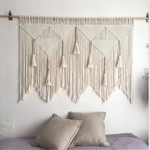 Tapiz de pared vertical de macramé contemporáneo y amplio con intrincados diseños geométricos de diamantes y flecos pesados. Decoración para el Hogar Disponible - Product Image 1