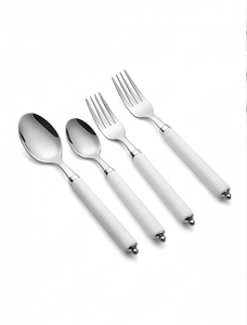 Ensemble de couverts de qualité supérieure avec manches blancs et têtes argentées, parfait pour les réunions de famille et les réceptions. - Product Image 1