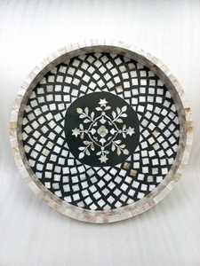 Bandeja Otomana Circular Hecha a Mano con Incrustaciones de Madreperla |   Diseño Geométrico Floral con Temática de Ramadán, Estilo Moderno Rústico Multifuncional - Product Image 6