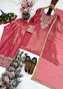 Ensemble de costume ethnique en soie Fendy de qualité export avec pantalon palazzo brodé et dupatta à quatre côtés en dentelle - Product Image 5