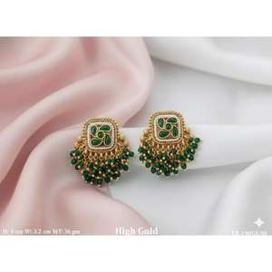 Pendientes Jhumka de Perlas con Acabado Dorado de Lujo, Joyería Tradicional del Templo del Sur de la India, Diseño Étnico para Bodas y Fiestas - Product Image 1