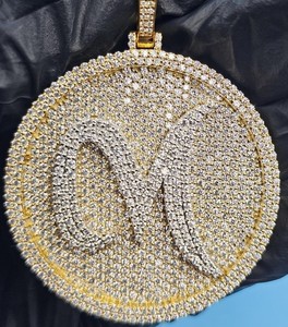 Colgante de lujo con letra personalizada en forma redonda, de plata de ley 925 con diamantes de moissanita VVS, para uso unisex. - Product Image 1