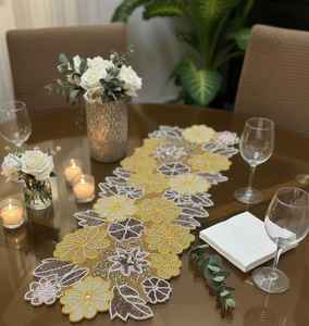 Chemin de table floral perlé fait main |   Décoration de salle à manger 13x36 pouces - Product Image 6