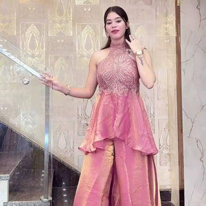 Ensemble Salwar Kameez de Luxe 2026 à Col Halter pour Soirée, en Soie Scintillante, Style Indo-Occidental, Tendance Fusion Ethnique Bollywood - Product Image 1