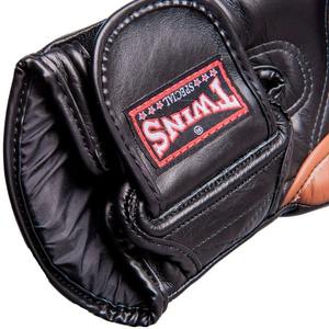 Gants de boxe Twins personnalisés à manches longues noirs et marron, en cuir premium, pour entraînement professionnel et sparring. - Product Image 5