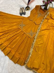 Robe de mariée traditionnelle indienne et pakistanaise pour femme, en soie moutarde brodée, longueur ras du sol, avec bordure dorée, coupe ample - Product Image 4