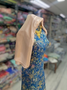 ผ้าคลุมไหล่สีน้ำเงินกรมท่าประดับลูกปัดแบบฟรานซาวี ดีแรค พร้อมลายปักดอกไม้สีทองและผ้าคลุมไหล่สีเบจ |   ชุดโซมาเลียสุดหรู - Product Image 2