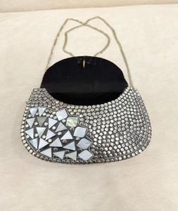 Bolso de Mano Metálico Antiguo con Diseño de Mosaico Geométrico, Correa de Cadena con Acabado Plateado - Product Image 3