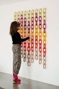 Décoration murale moderne en résine écologique colorée en forme d'ange avec maillons de chaîne pour salon, chambre et bureau - Product Image 5