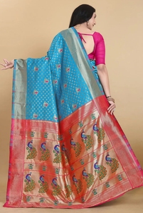 Sari Tradicional Indio de Seda Azul y Rosa con Motivo de Pavo Real para Bodas y Fiestas - Product Image 4