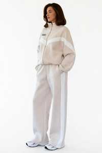 Conjunto Deportivo 2 en 1 para Mujer, Color Beige y Blanco con Bloques de Color Estampados, Cuello Alto, Corte Holgado, Manga Larga, Pantalones Largos, Estilo Deportivo - Product Image 5
