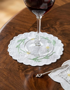 Serviettes de cocktail personnalisées en lin blanc 100% pour la maison, brodées de fleurs blanches, bordure festonnée, durables et réutilisables, idéales pour les avions, vente en gros - Product Image 3