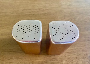 Ensemble salière et poivrière en cuivre, élégant et sain, idéal pour la table et la cuisine, provenant d'Inde. - Product Image 2