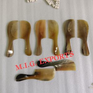 Peines de cuerno de búfalo son herramientas de cuidado naturales y antiestáticas hechas de cuerno de búfalo que reducen la rotura del cabello y minimizan las puntas abiertas. - Product Image 2