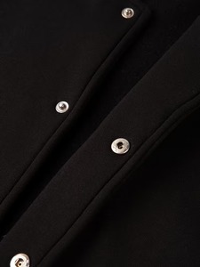 เสื้อแจ็คเก็ตวาร์ซิตี้พรีเมียมสั่งทำพิเศษสำหรับผู้ชาย สีดำเทา ผ้าฝ้าย 100% เป็นมิตรกับสิ่งแวดล้อม ระบายอากาศได้ดี สไตล์ไฮสตรีท ปักโลโก้ แฟชั่นสตรีท - Product Image 4