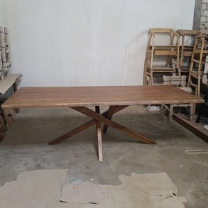 Grande table à manger en teck massif, 12 à 14 places, style moderne, bord brut, pieds croisés, table de banquet, personnalisable, mobilier pour la maison - Product Image 6