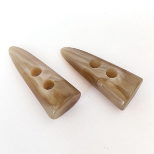 Botones de Resina de Alta Calidad Multicolor de 4.5CM con Dos Agujeros, Tipo Toggle, Color Marfil, Pulidos, para Chaquetas y Abrigos - Product Image 4