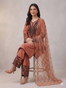 Ensemble coordonné de luxe ethnique en terre cuite, comprenant une longue robe, un pantalon et un dupatta, style Salwar Kameez traditionnel indien/pakistanais, pour femme, collection hiver, boutique - Product Image 2