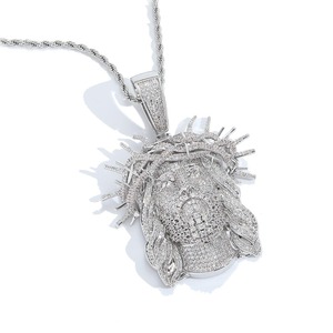 Splendide Collier Pendentif Tête de Jésus Plaqué Or avec Zircons et Épines Givrées, Bijou Religieux Tendance pour Homme - Product Image 3