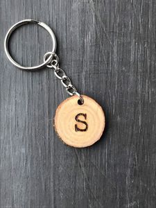 Llavero de Madera Hecho a Mano, Personalizado, Ecológico y Duradero, con Formas Personalizadas, Impresión Tipográfica, para Regalos de Boda o Corporativos, Moderno - Product Image 1